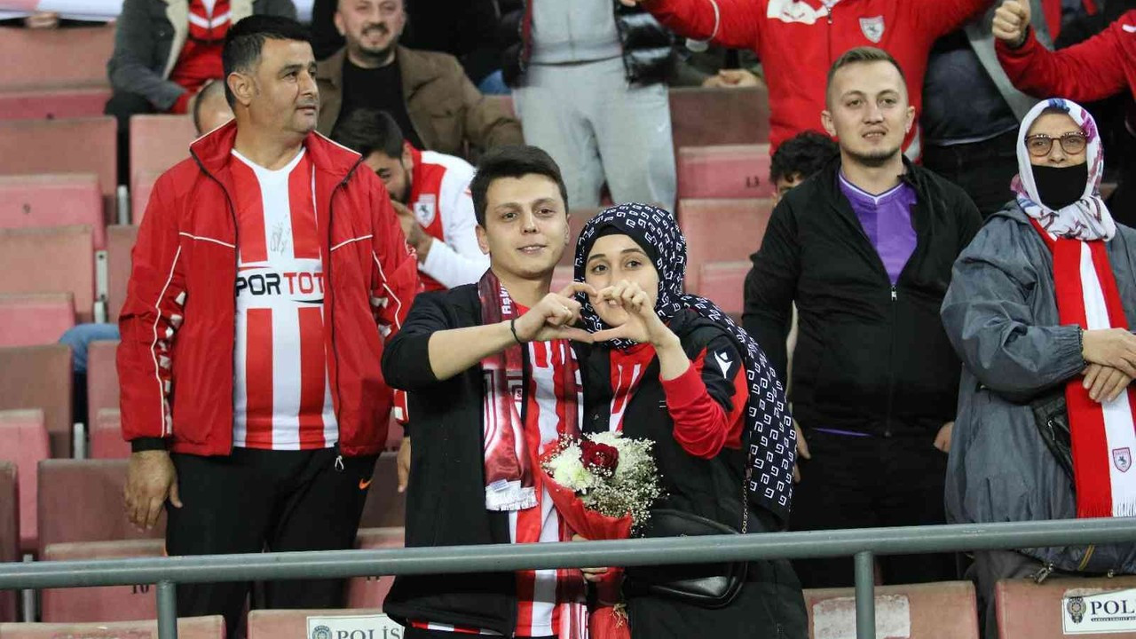 Samsunspor - Ankaragücü maçında evlilik teklifi!