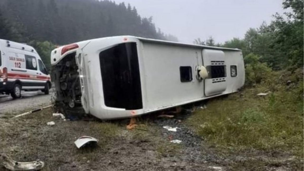 Amasya'da feci kaza! Yolcu otobüsü devrildi