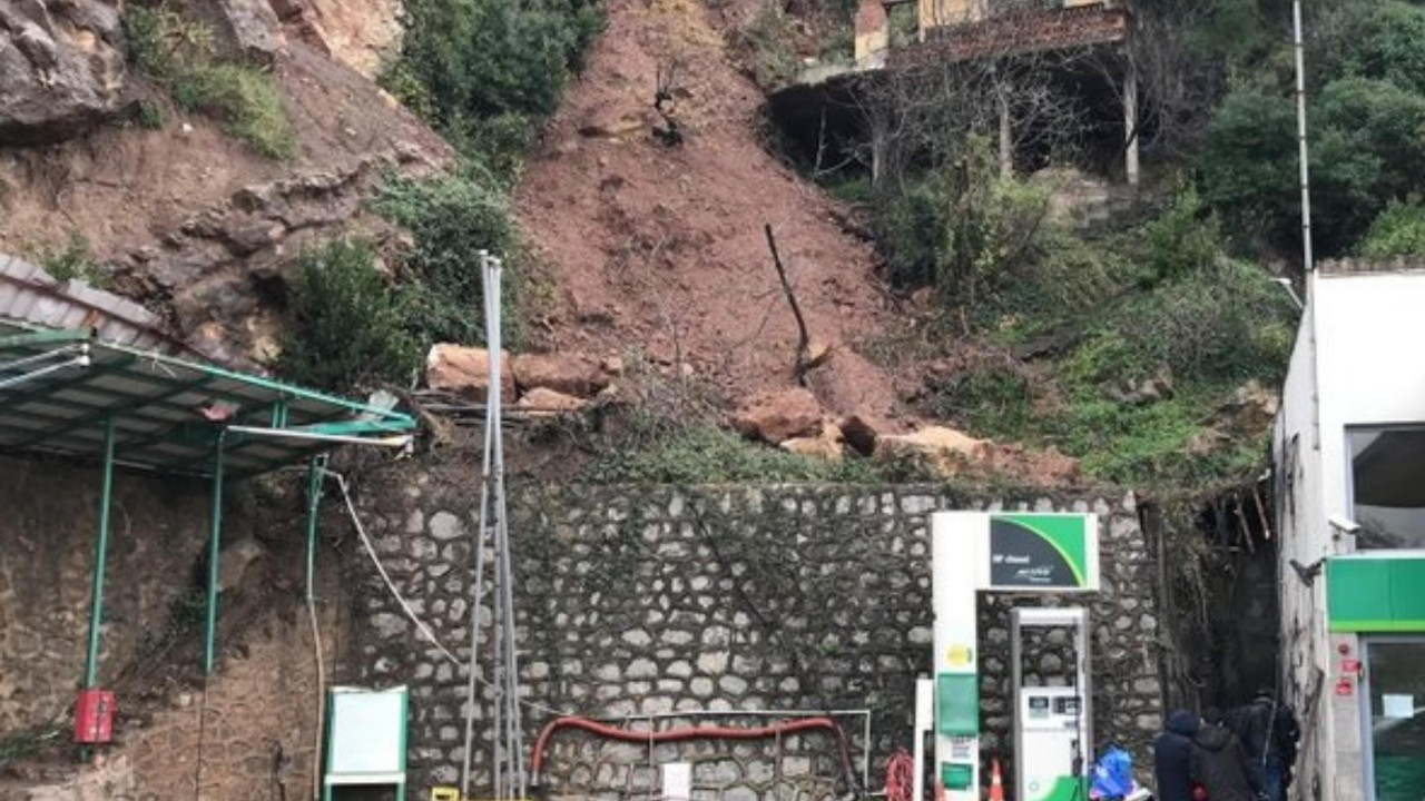 Zonguldak'ta heyelan paniği: Akaryakıt istasyonunun duvarı yıkıldı