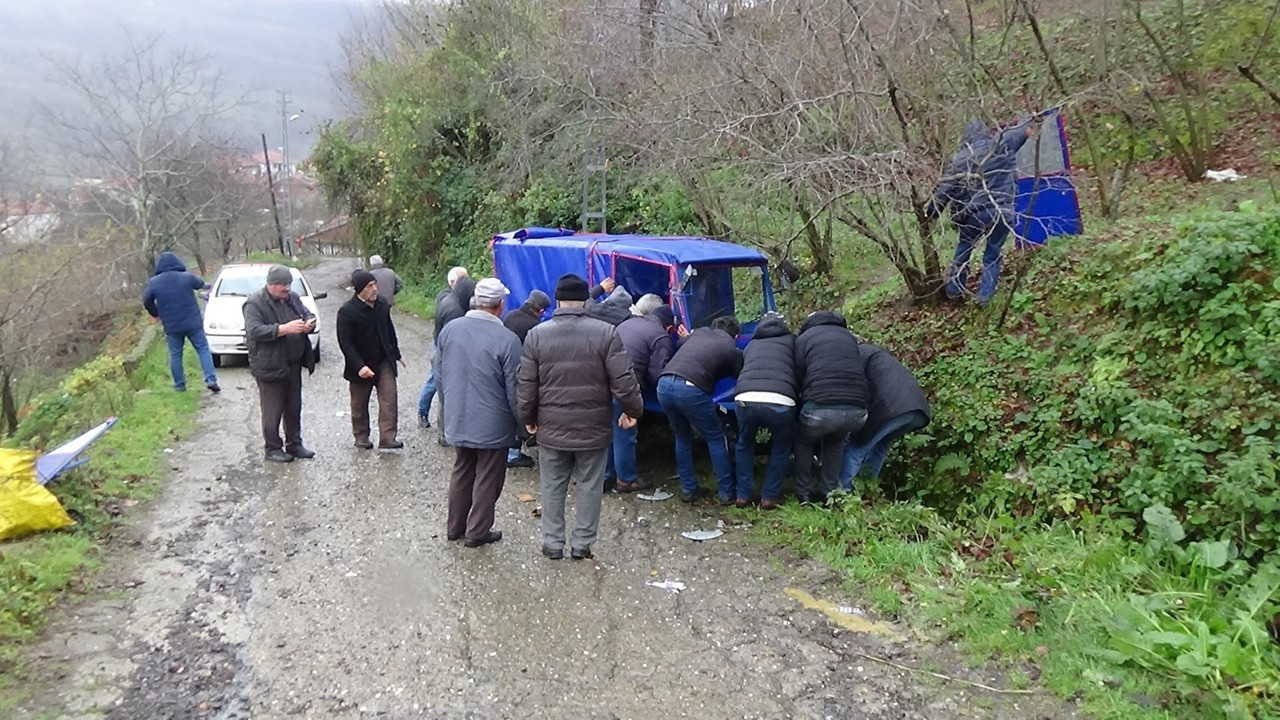 Zonguldak'ta devrilen tarım aracındaki 3 kişi yaralandı