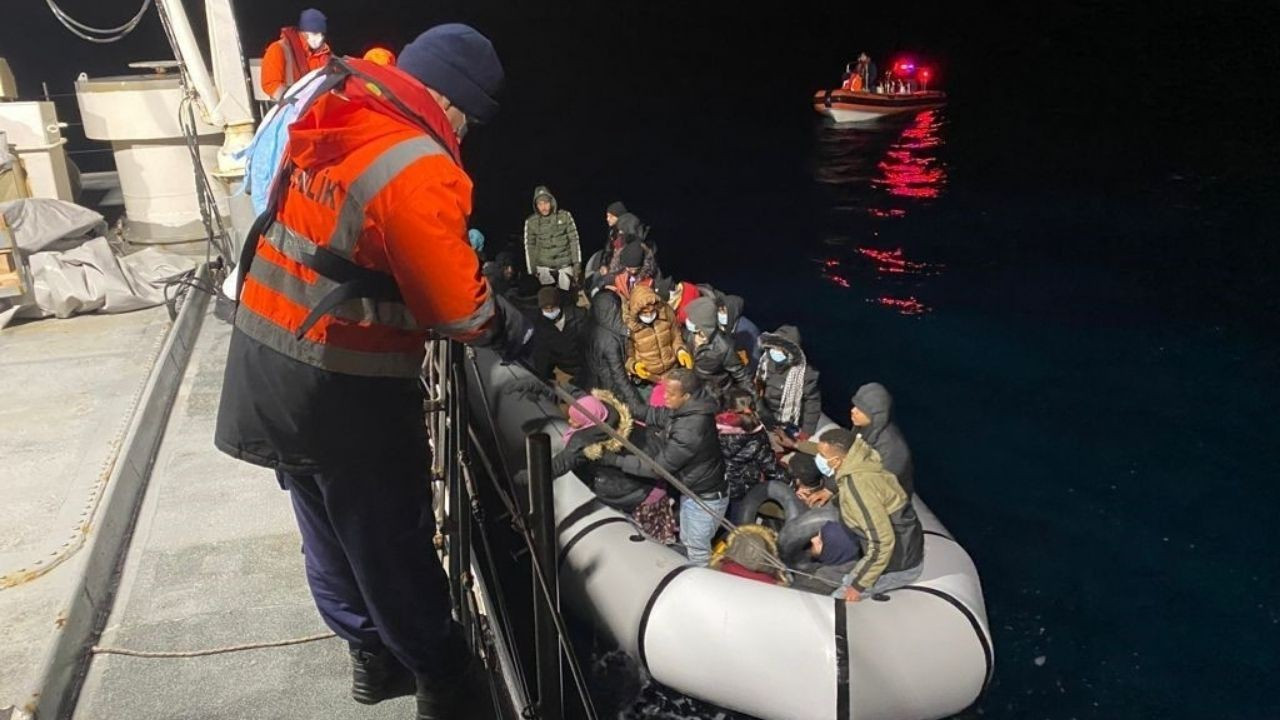 İzmir açıklarında 50 düzensiz göçmen yakalandı