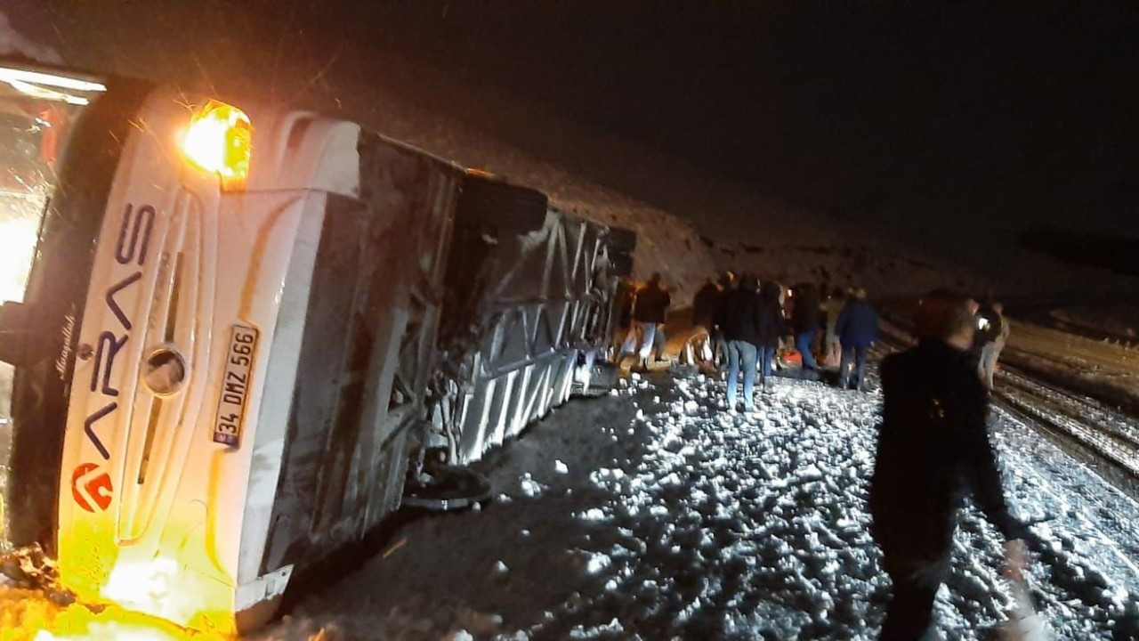 Kars’ta yolcu otobüsü devrildi: 6 ölü, çok sayıda yaralı