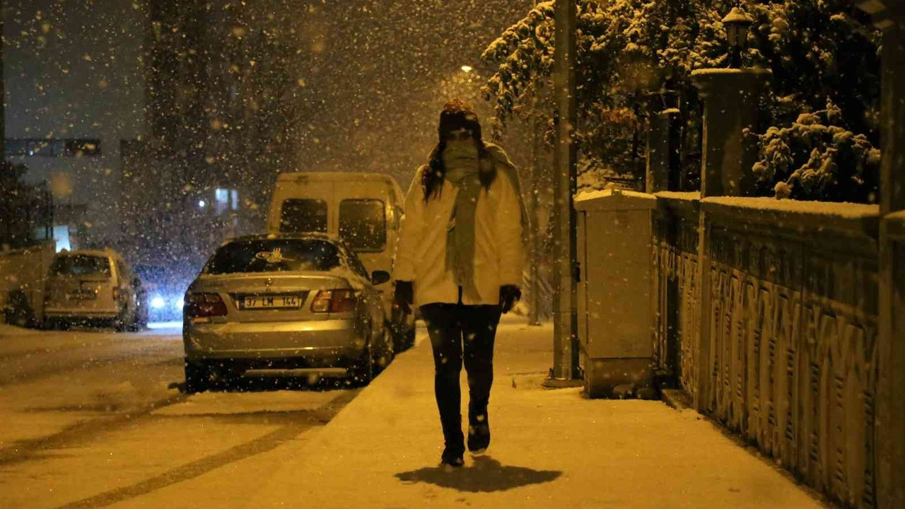 Kastamonu’da yoğun kar yağışı: Kent merkezi beyaza büründü