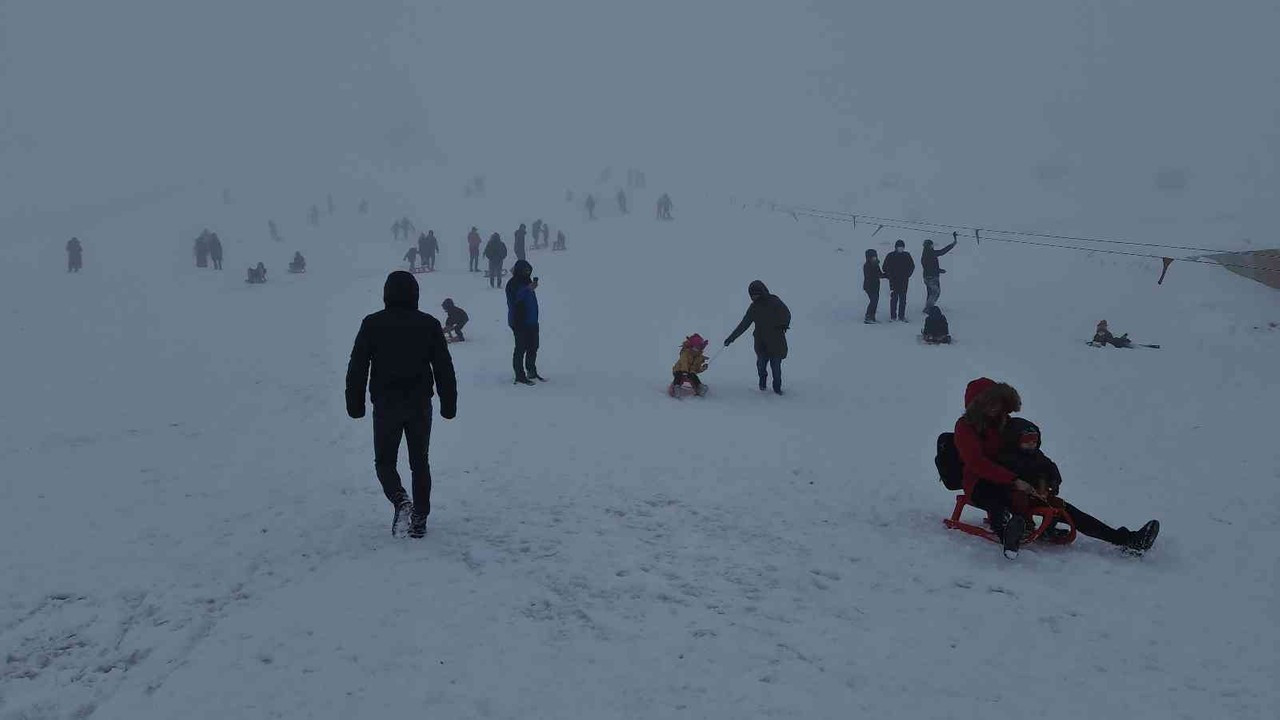 Karabük’te kar yağışını gören 2 bin rakımlı Keltepe Kayak Merkezi’ne koştu
