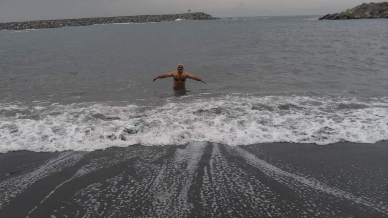 Zonguldak'ta bir kişi, 7 derecede denize girdi