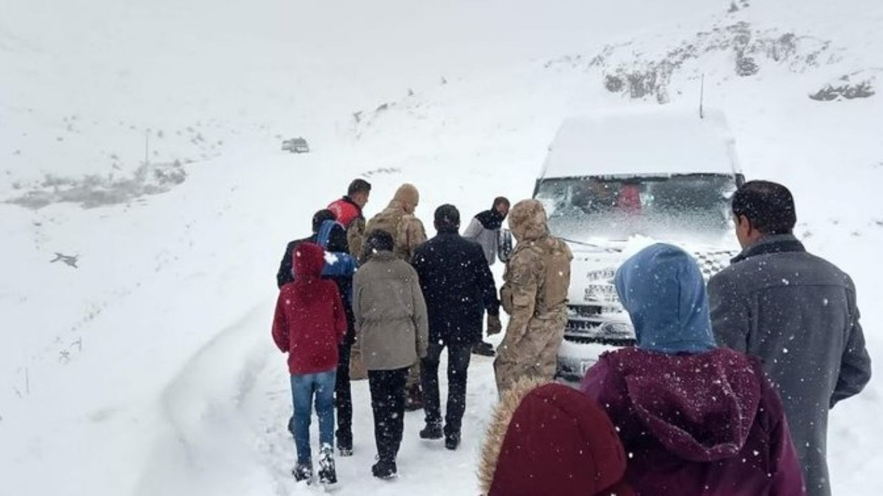 Bitlis’te kar ve tipide 20 öğrenci mahsur kalan öğrenciler kurtarıldı