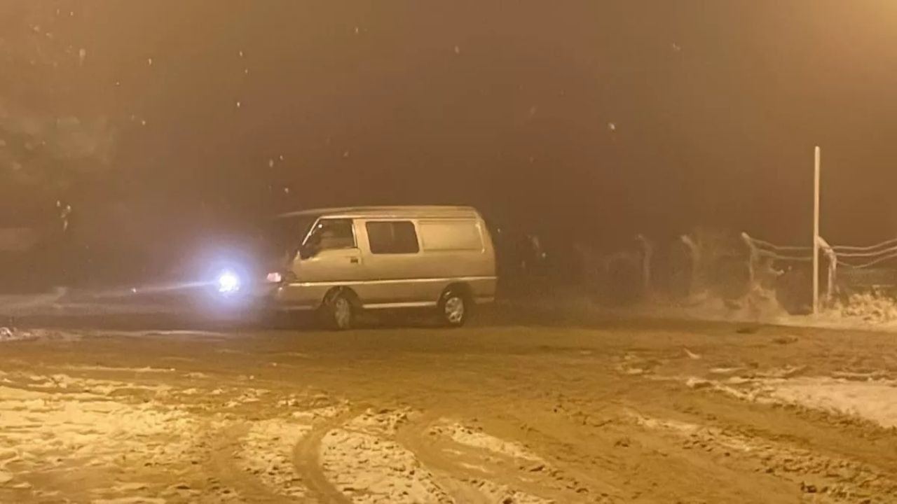 Karabük'te kar üstünde drift yapan sürücüler polisi görünce kaçtı