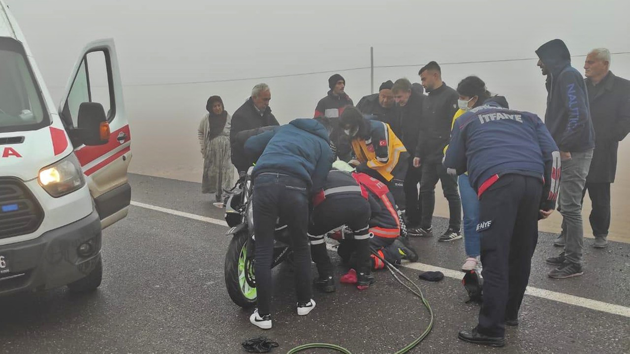 Ayağı, devrilen motosikletin jantına sıkışan sürücüyü itfaiyeciler kurtardı