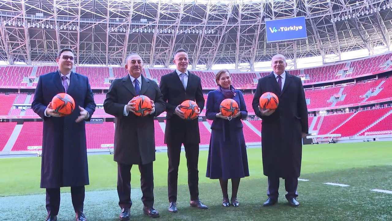 Bakan Çavuşoğlu, Puskas Arena’da mevkidaşlarıyla futbol oynadı