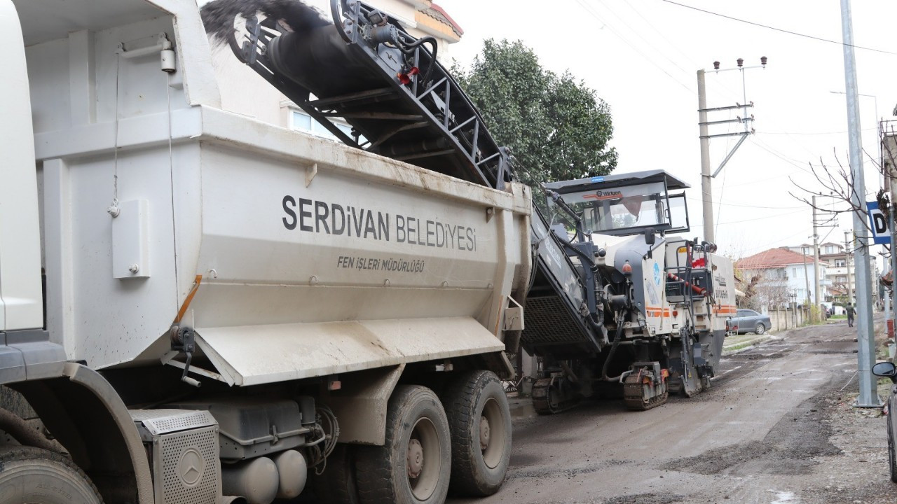 Serdivan’da sokaklar sıcak asfaltla yenileniyor