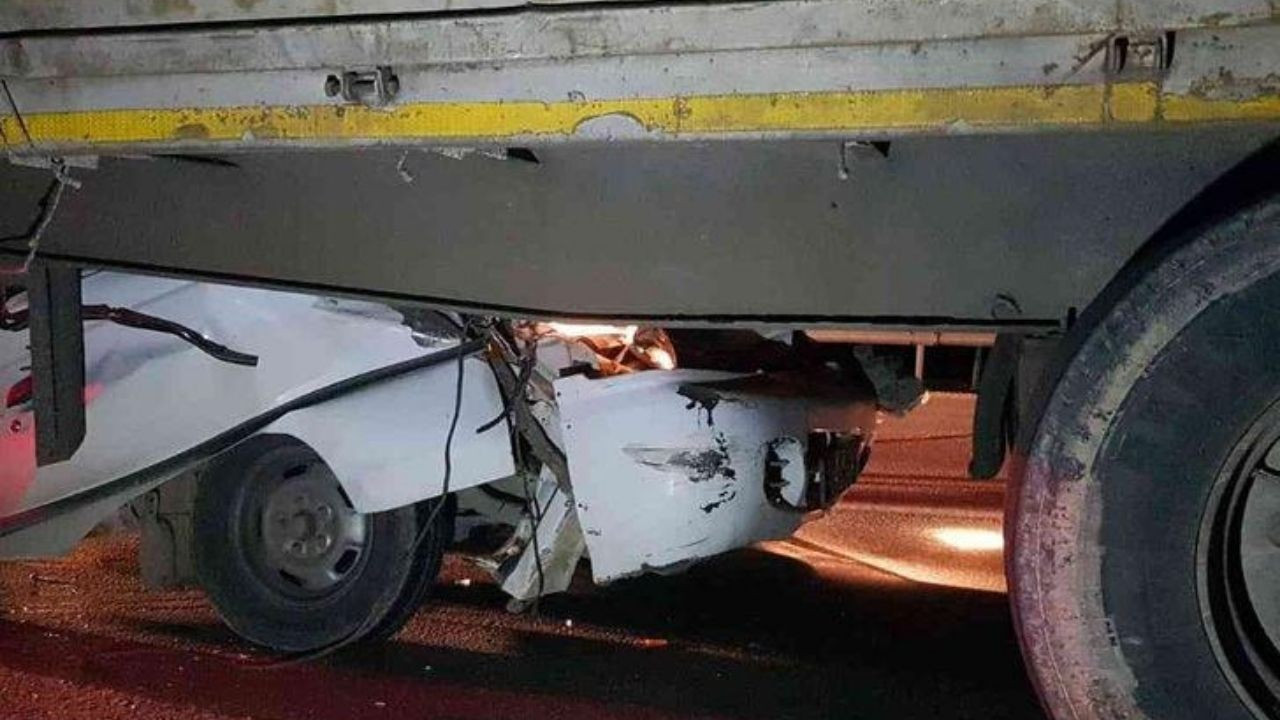 Manisa'da feci kaza! Minibüs, TIR'ın altına girdi: 2 ölü