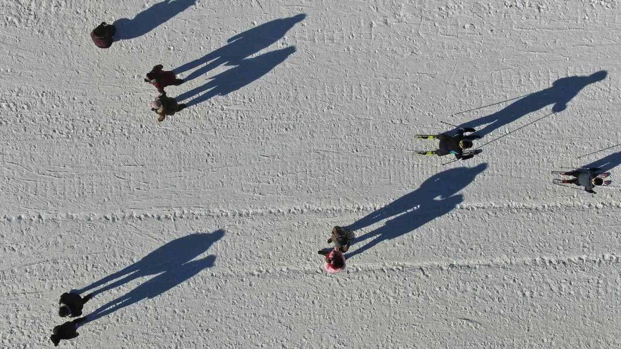 Erciyes’te sezon açıldı, kayakseverler pistlere koştu