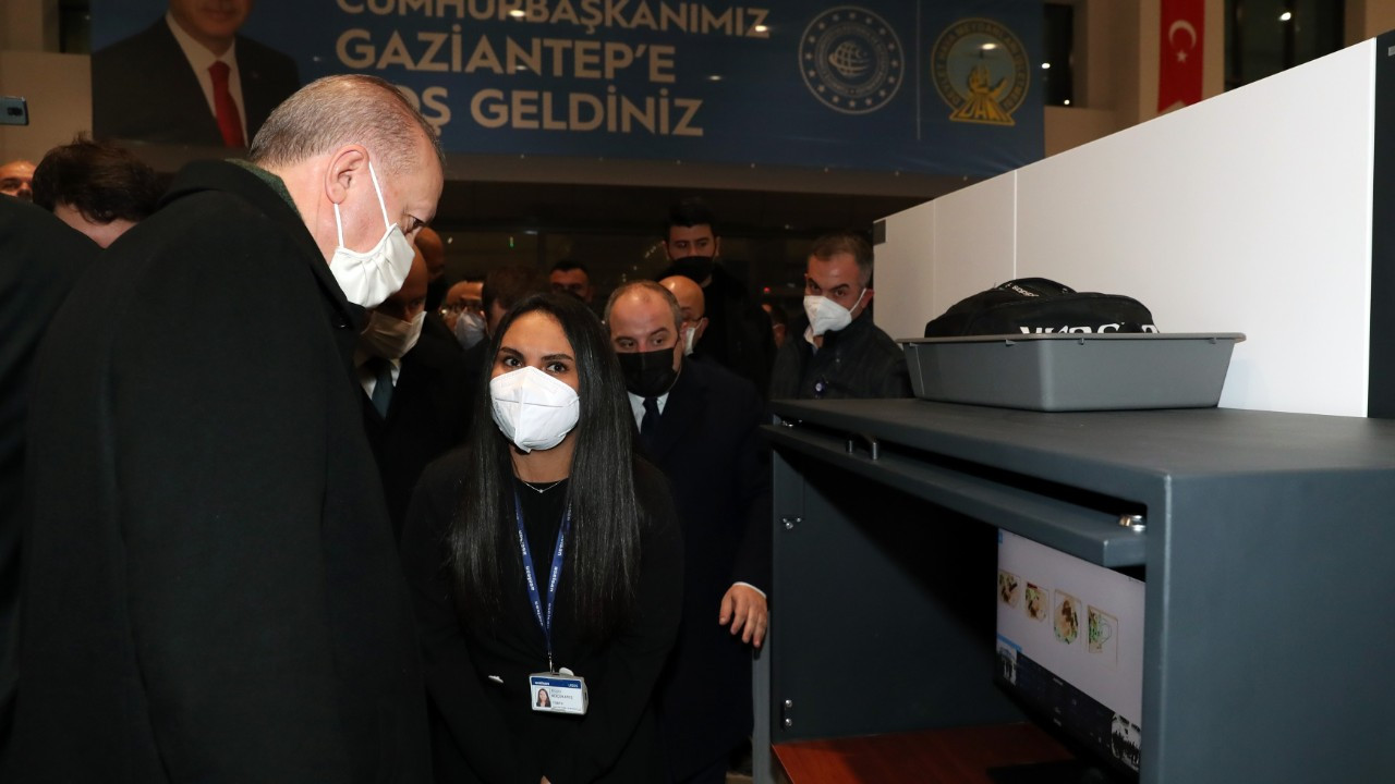 Cumhurbaşkanı Erdoğan, yerli X-ray cihazını Gaziantep’te inceledi