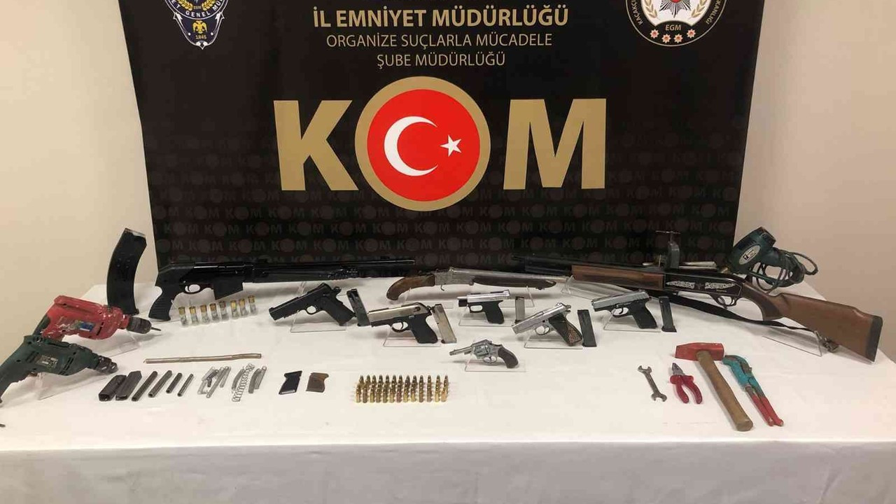 İzmir’de silah kaçakçılığı operasyonu: 4 gözaltı