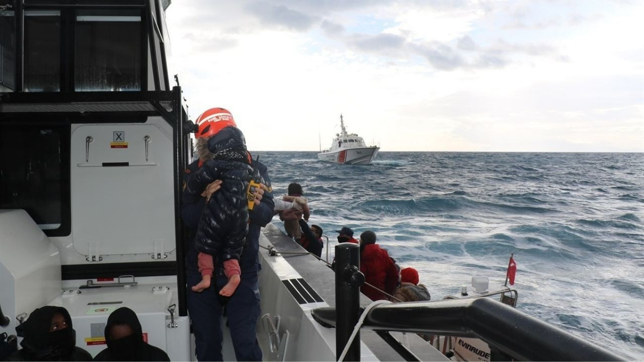 İzmir açıklarında düzensiz göçmenleri taşıyan tekne battı: 2 kişi öldü, 24 kişi kurtarıldı