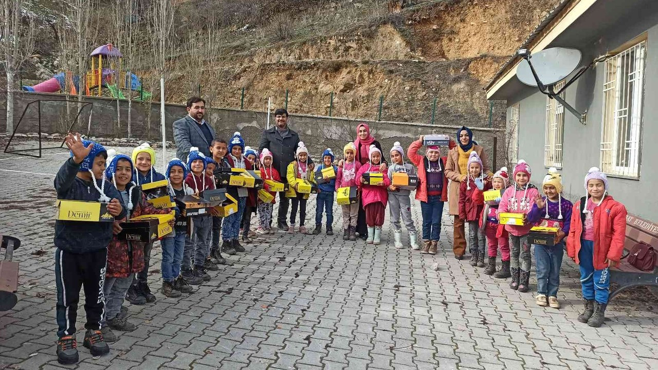 Çocuklara bot mont yardımı