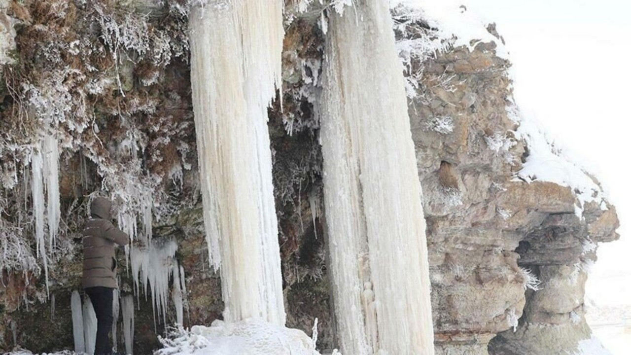 Ağrı’da sıcaklık eksi 25’e düştü! 5 metrelik buz sarkıtları oluştu