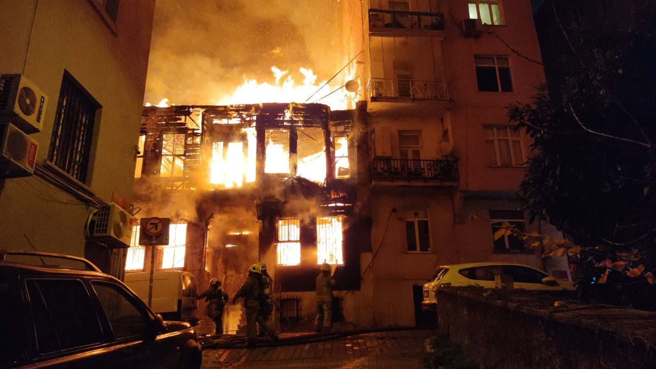 Beyoğlu'nda 2 katlı ahşap bina alev alev yandı: 2 yaralı