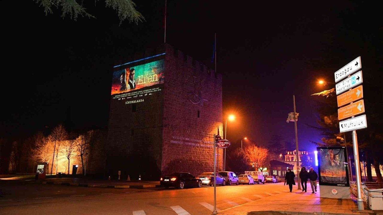 ‘Kesişme; İyi Ki Varsın Eren’ filminin fragmanı Trabzon Kale surlarına yansıtıldı