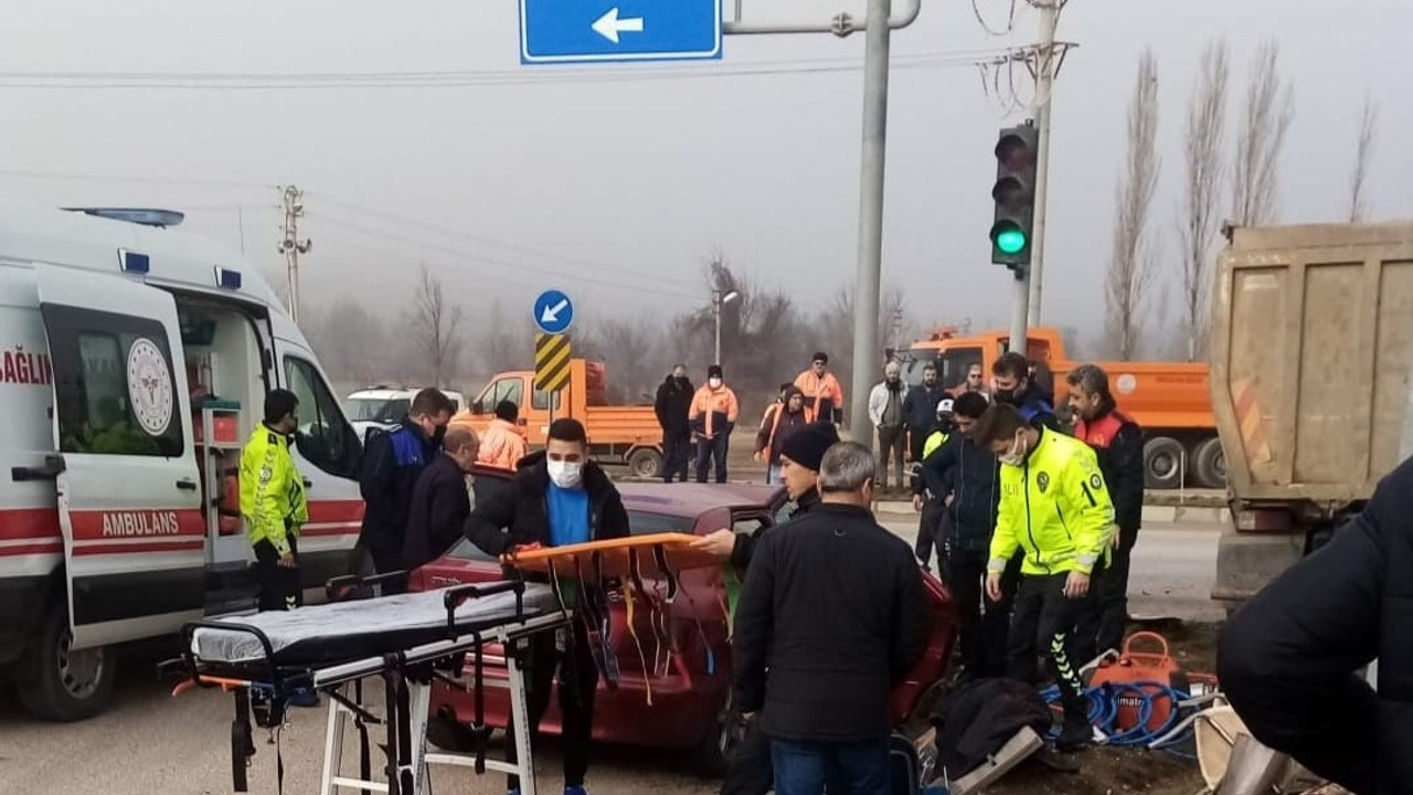 Otomobil hafriyat kamyonu ile çarpıştı: 1 ölü, 1 yaralı