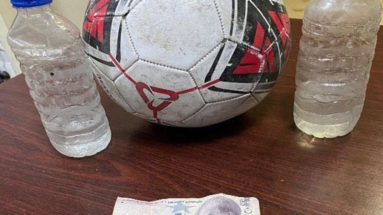 Futbol topuyla kumar oynatırken yakalandılar
