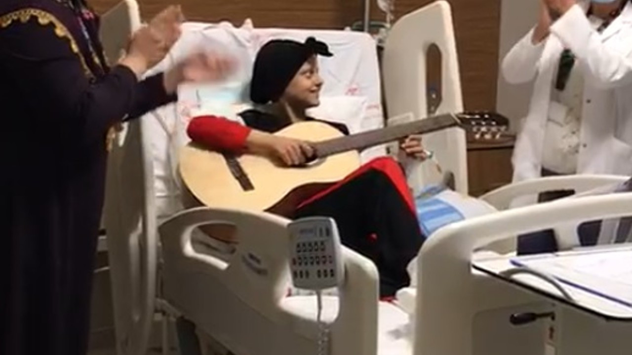 Kanser tedavisi tamamlandı, gitar çalıp doktoruyla şarkı söyledi