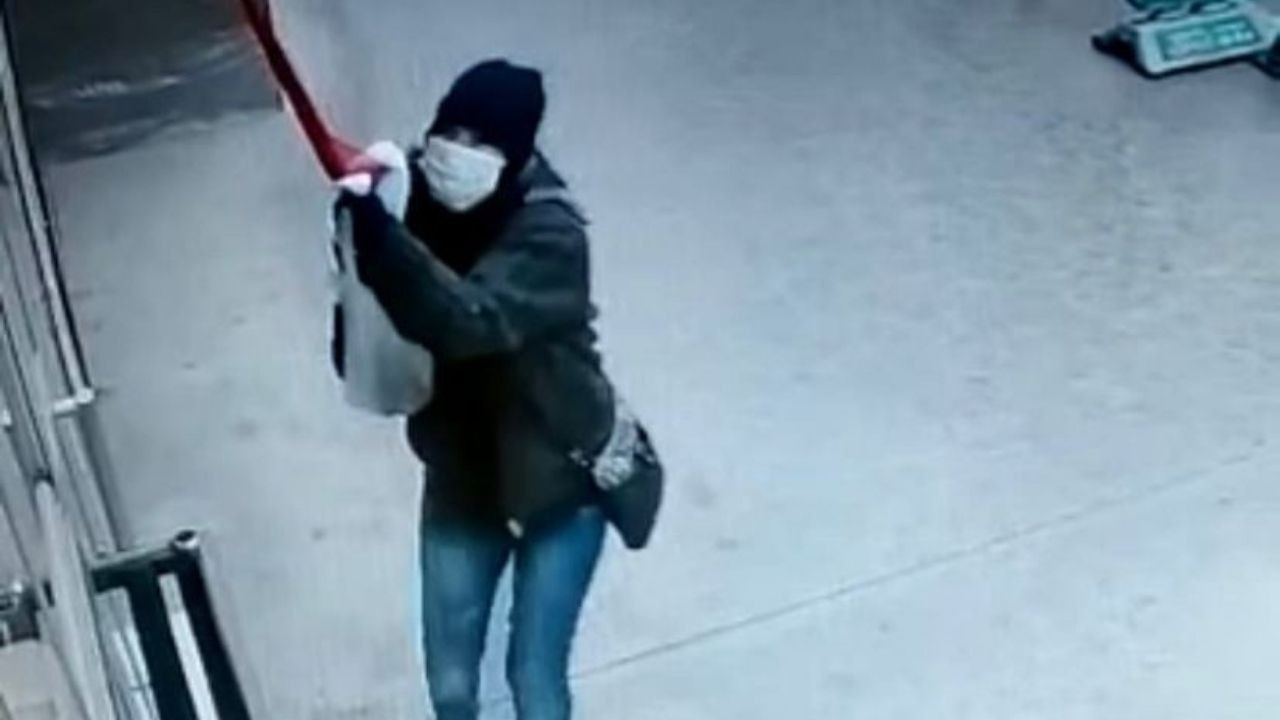 İş yerindeki Türk Bayrağı'nı indirmeye çalışan kadın kameraya yakalandı