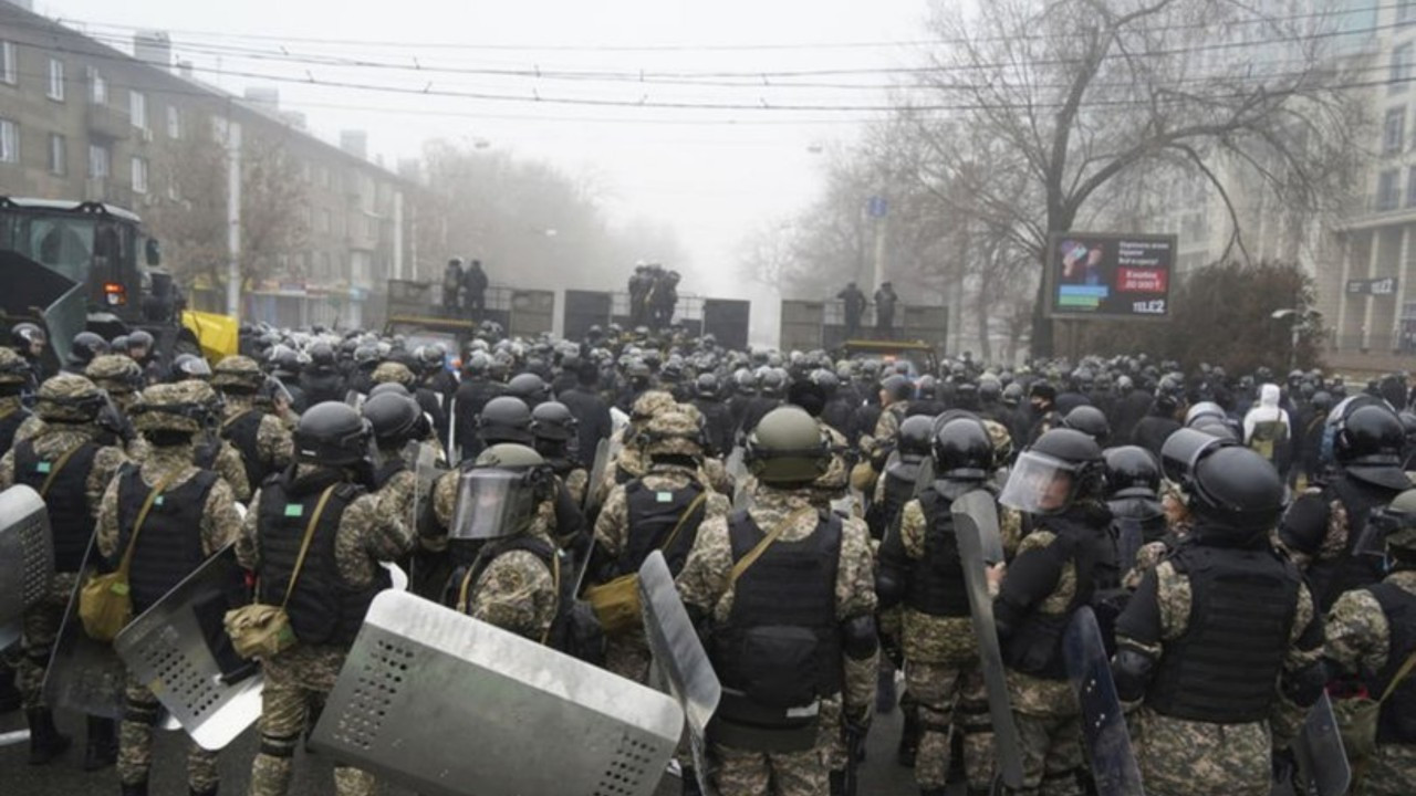 Kazakistan’ın Almatı şehrinde protestocular Valilik binasına girdi, başkentte OHAL ilan edildi