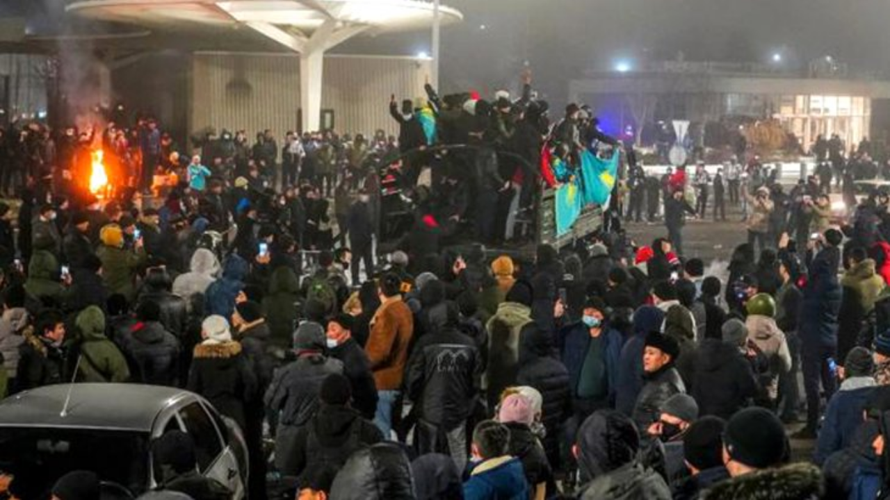 Almanya’da aldıkları bozuk sütü iade etmek isteyen Hintlilere ırkçı davranış