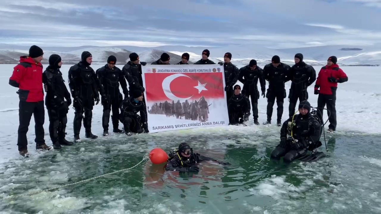 Çıldır Gölü'nde buzu kesip dalış eğitimi yaptılar