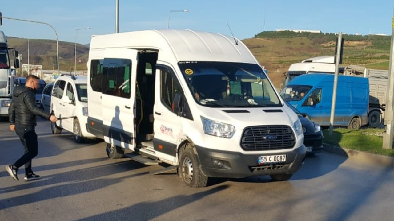 Samsun’da otomobil ile öğrenci servis minibüsü çarpıştı: 2 yaralı