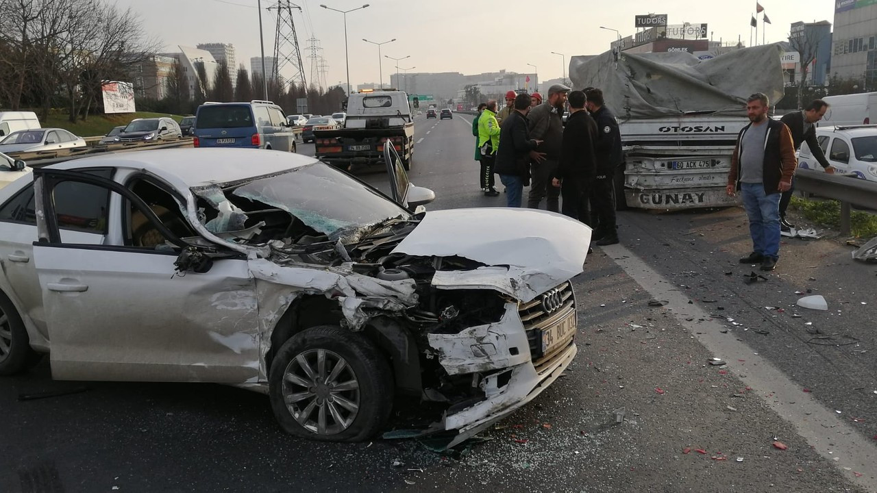 Basın Ekspres'te emniyet şeridinde 'branda' kazası 