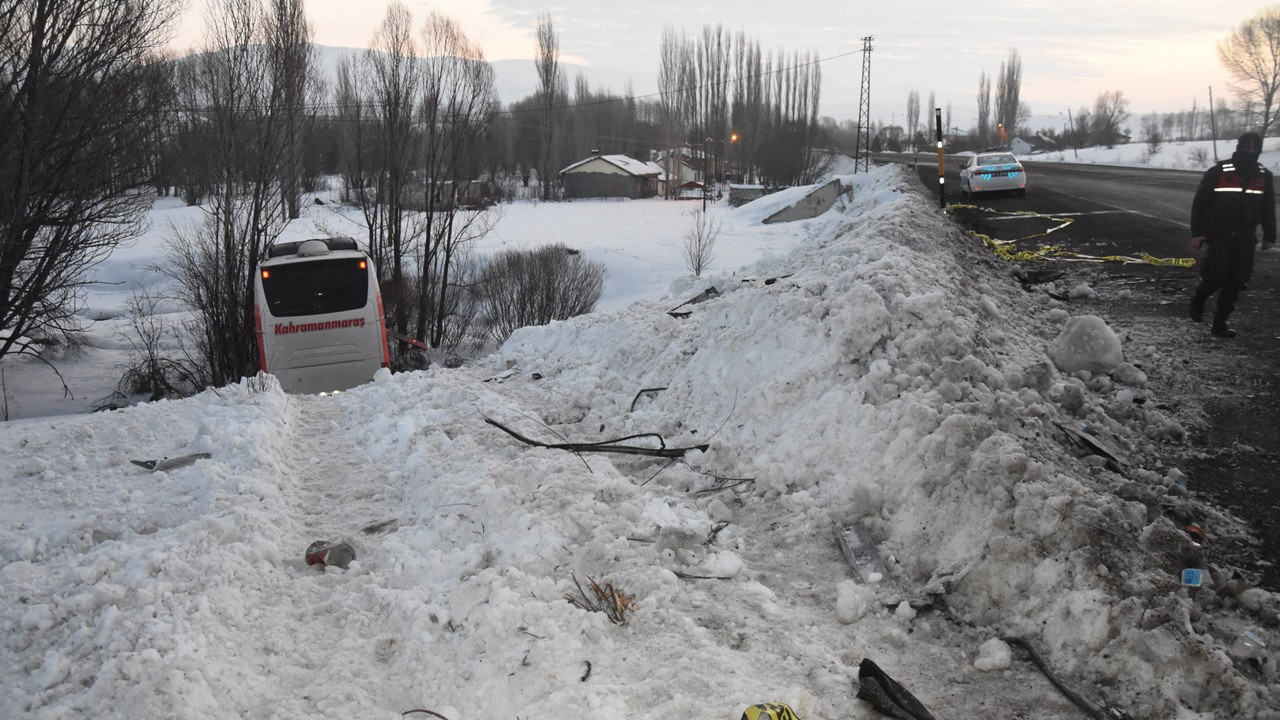 Sivas’ta yolcu otobüsü kamyonetle çarpıştı: 2 ölü, 19 yaralı 