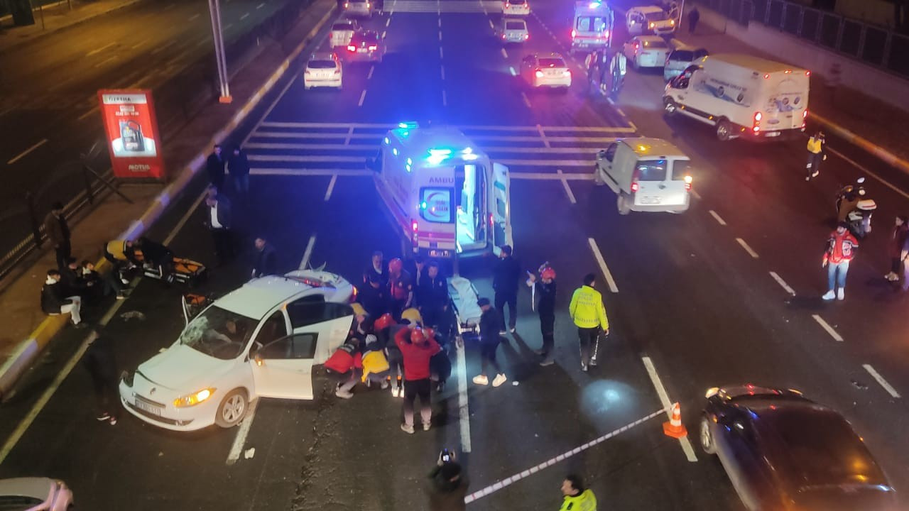 Şanlıurfa’da hafif ticari araç ile otomobil çarpıştı: 7 yaralı
