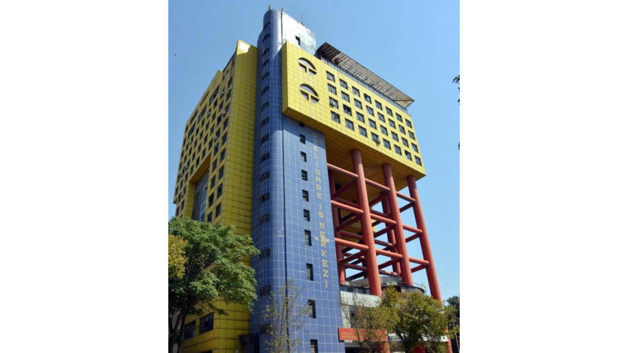 Dünya’nın en saçma binası yıkılıyor!