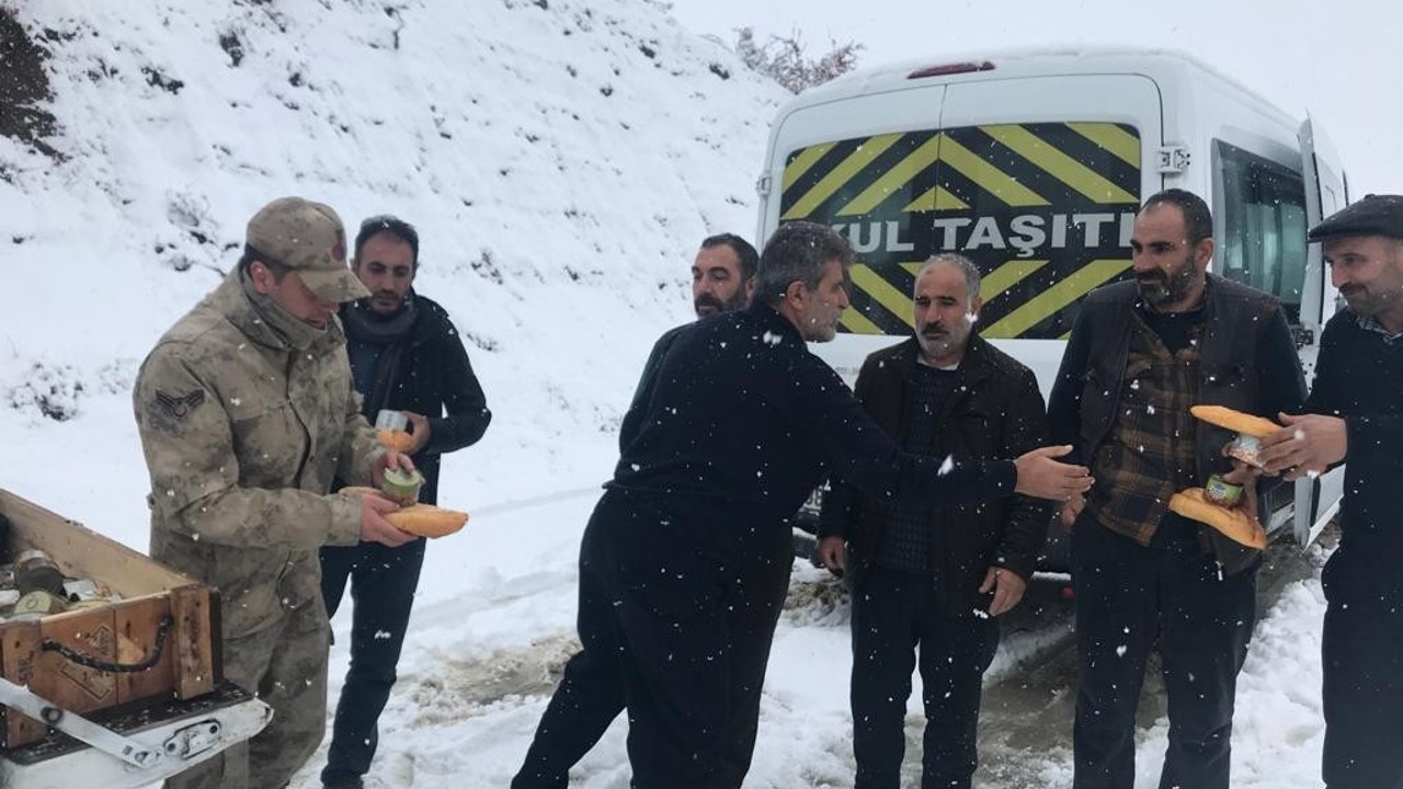 Jandarma karda mahsur kalan 1’i bebek 10 kişiyi kurtardı