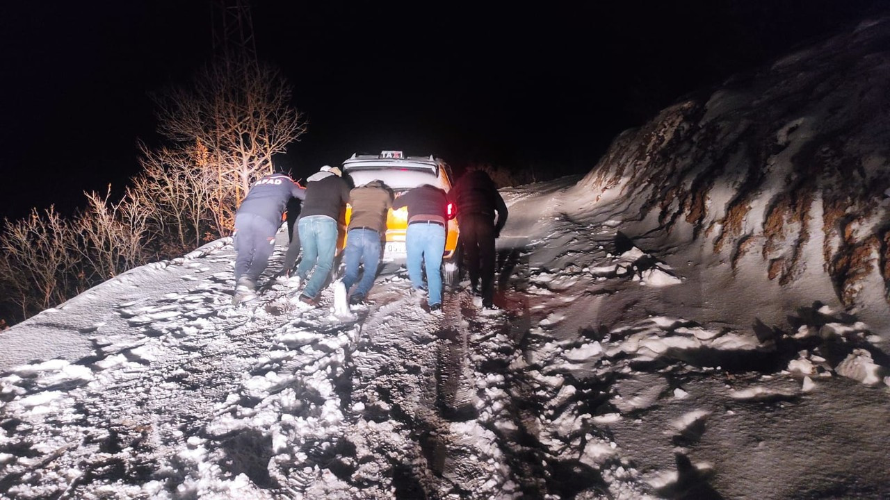 Kar nedeniyle kapanan yolda takside mahsur kalan 6 kişi kurtarıldı