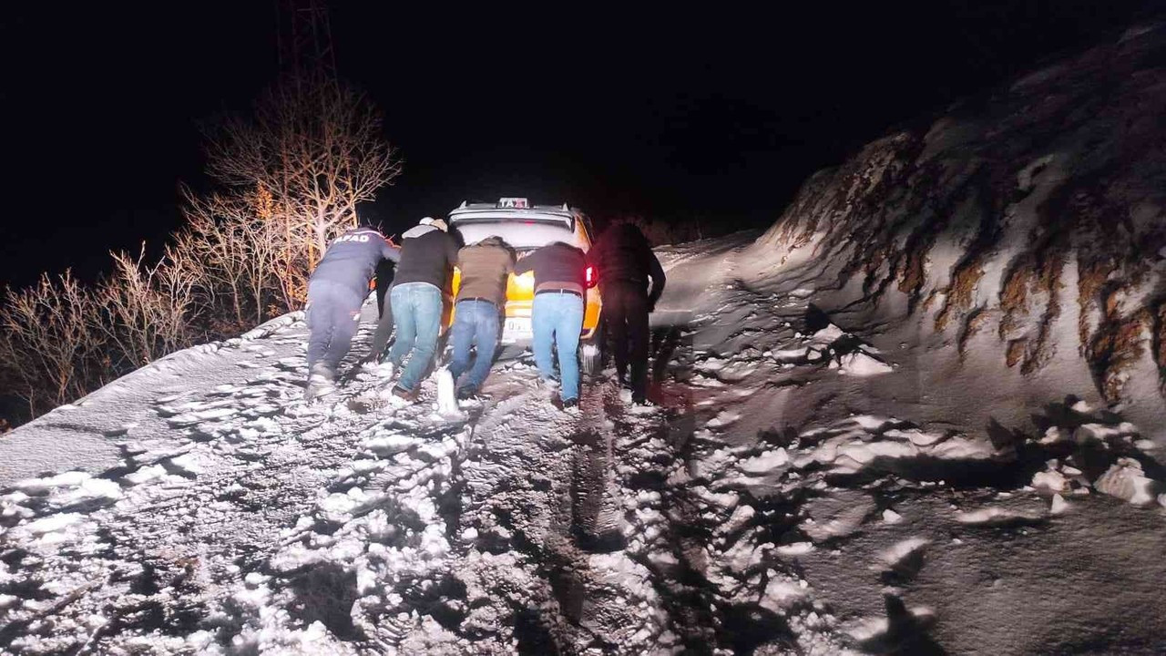 Kar nedeniyle mahsur kalan 6 kişiyi AFAD ve jandarma ekipleri kurtardı