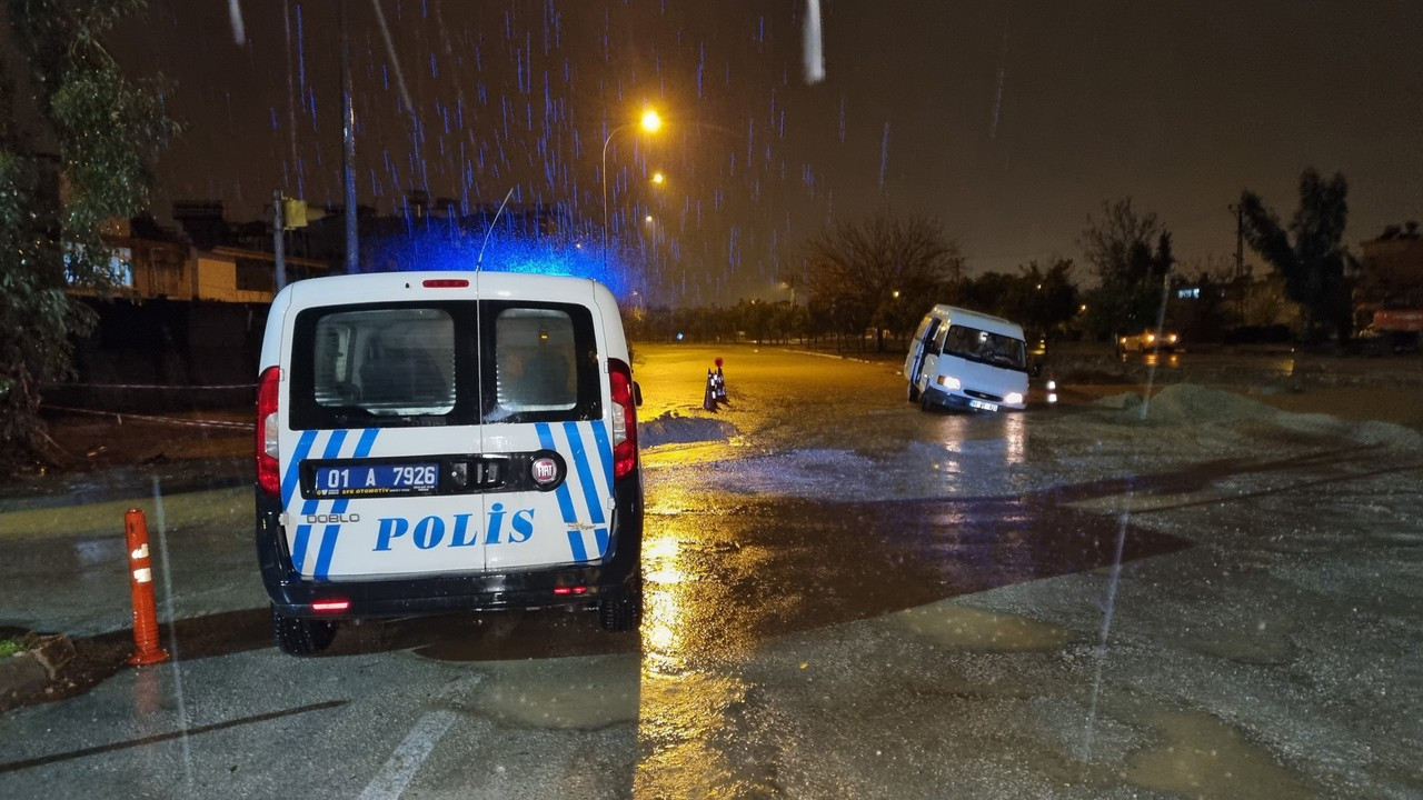 Adana'da sağanak yağış hayatı etkiledi, minibüs su dolu çukura düştü