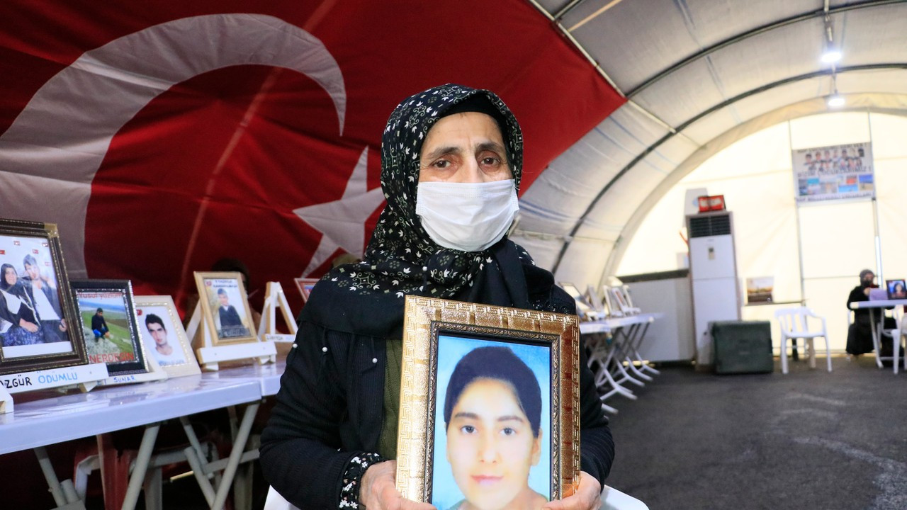 Evlat nöbetindeki anne: HDP ve PKK birdir