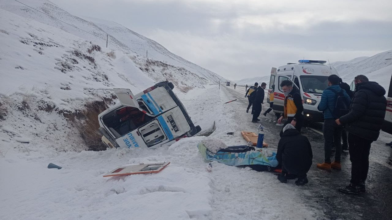 Van'da hasta taşınan ambulans yan yattı:  2'si sağlık görevlisi 5 yaralı