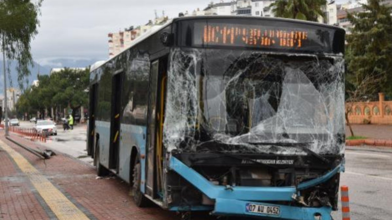 Antalya'da özel halk otobüsü kazası! 9 araca çarptı: 5 yaralı