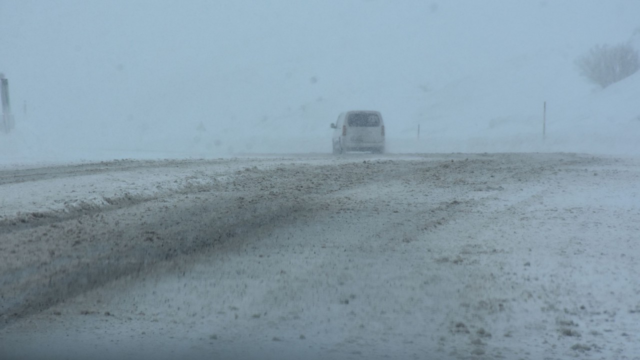 Sivas'ta kar ve sis; Kızıldağ'da görüş uzaklığı 20 metreye düştü