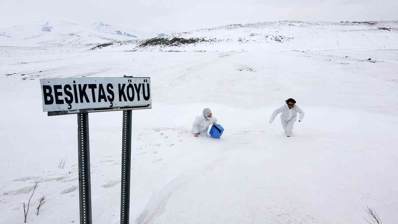Ardahan’da sağlıkçılar kar, tipi ve fırtınaya rağmen köy köy gezip aşılama yapıyor