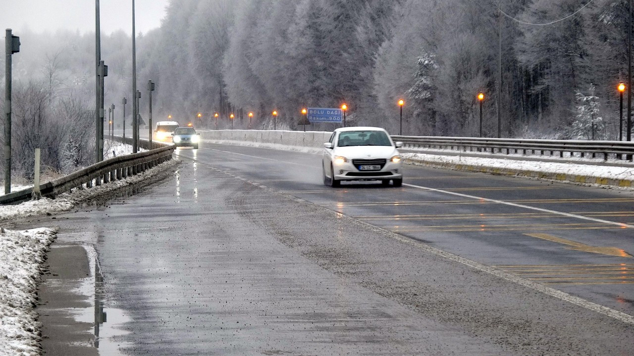 Bolu Dağı geçişinde kar yağışı