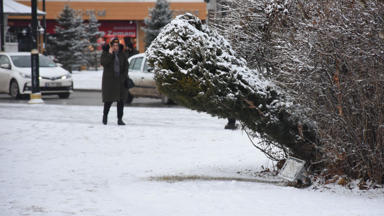 Sivas'ta 170 yerleşim yeri yolu kardan kapandı