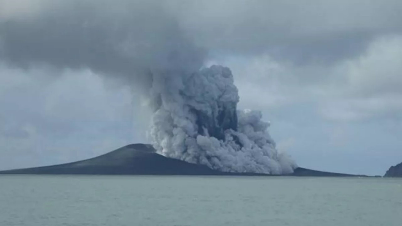 Tonga yanardağında patlama! Tsunami ve asit yağmuru uyarısı