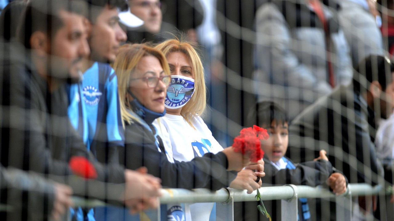 Ahmet Çalık, Adana Demirspor maçında kırmızı karanfillerle anıldı