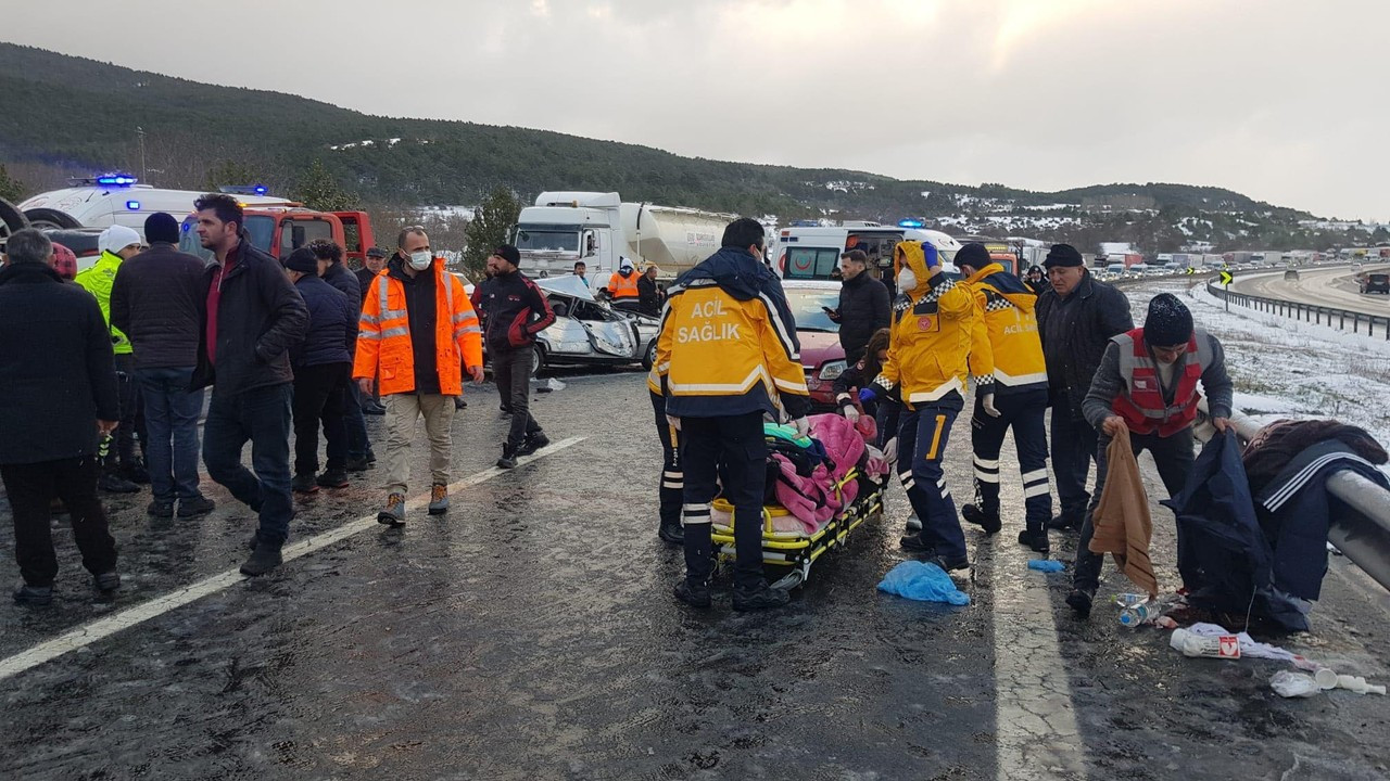 Bolu'da 12 aracın çarpıştığı zincirleme kaza; İstanbul yönü kapandı