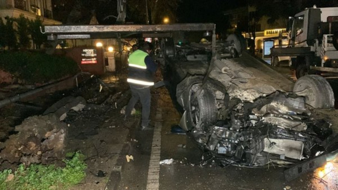 İstanbul'da feci kaza! Otomobil takla attı